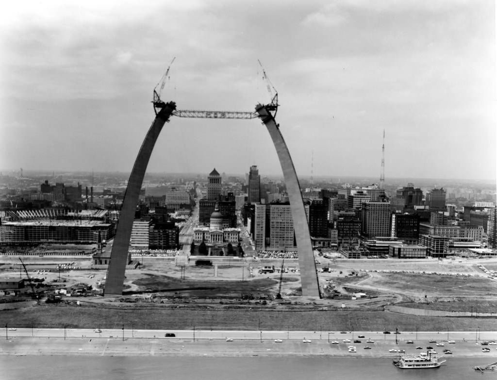 construction of the gateway arch.