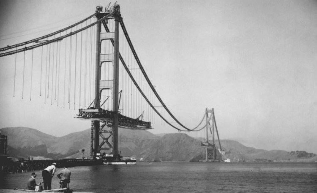 construction of the golden gate bridge.