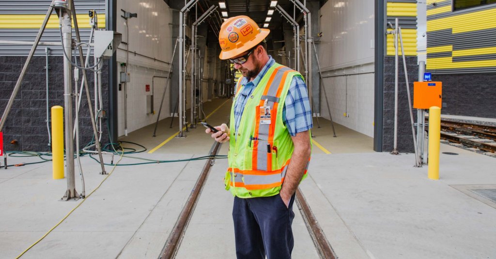 hensel phelps contractor using Raken on mobile phone.